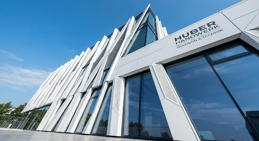 Moderne Fassade mit Metallpaneelen